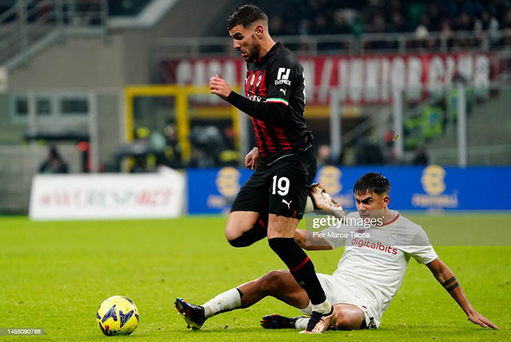 Nhiều pha bóng quyết liệt xảy ra ở trận đấu giữa AC Milan và AS Roma