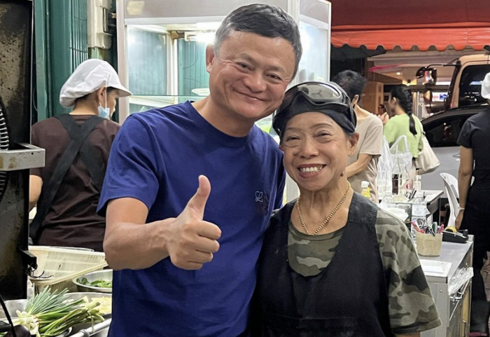 Tỷ phú Jack Ma nở nụ cười tươi trong một nhà hàng nổi tiếng ở Thái Lan.