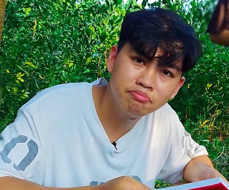 Nhờ làm kênh youtube, Minh Trường đã có tiền trả nợ cho bố mẹ.

