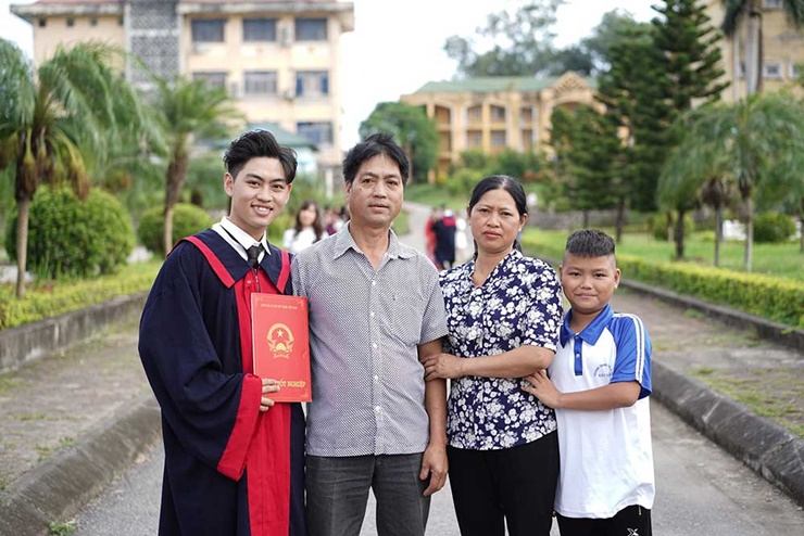 Từ lúc gia đình có hoàn cảnh khó khăn, bố mẹ là nông dân vất vả, Minh Trường đã làm thêm kiếm tiền và nuôi ước mơ thành Youtuber.
