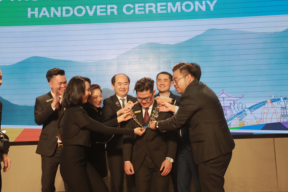 Nghi thức trao vòng cổ và búa đại diện cho quyền và trách nhiệm của chủ tịch cho ông&nbsp;Nguyễn Đắc An Khang&nbsp;trong lễ nhận chức của JCI Việt Nam.