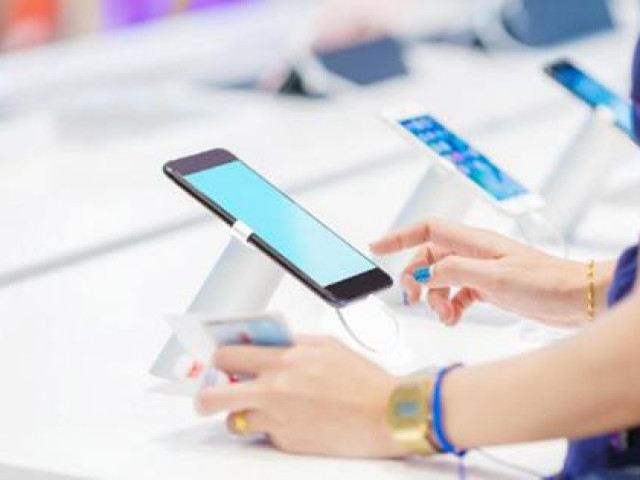 Bạn trẻ - Cuộc sống - Chồng lộ bản tính ki bo, bạo lực khi cùng vợ đi mua điện thoại