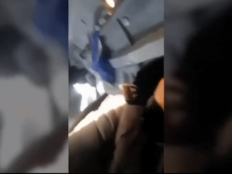 Nga: Máy bay đột ngột bung cửa giữa trời lạnh giá, hành lý của du khách bị cuốn ra ngoài