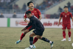 Văn Hậu bị đốn ngã, cầu thủ Indonesia chơi đá bóng hay đá người?