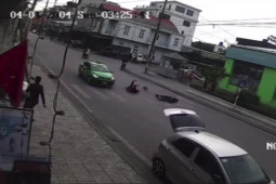 Tin tức trong ngày - Clip: Ô tô tông bay cô gái lái xe máy điện chạy kiểu “đường nhà mình” và cái kết ngỡ ngàng