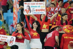 Phim - Cô gái đẹp tranh thủ giơ biển tuyển chồng "hot" nhất SVĐ Mỹ Đình tối qua là ai?