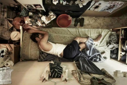 Đàn ông - Cuộc sống trong nhà "quan tài" ở Hong Kong khiến người đàn ông bất lực