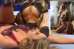 Thể thao - Khán giả đỏ mặt vì người đẹp WWE ngã trượt chân, quần áo "phản chủ"