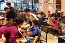 Kinh doanh - Những người đi làm xuyên Tết kiếm hàng chục triệu đồng