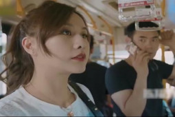 Clip hài hước - Chàng trai mê gái xinh trên xe buýt bị trộm điện thoại cũng không biết