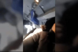 Thế giới - Nga: Máy bay đột ngột bung cửa giữa trời lạnh giá, hành lý của du khách bị cuốn ra ngoài