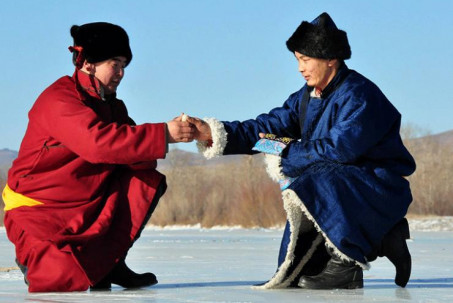 Vào đầu năm mới, đàn ông Mông Cổ luôn làm hành động này để may mắn đầy nhà