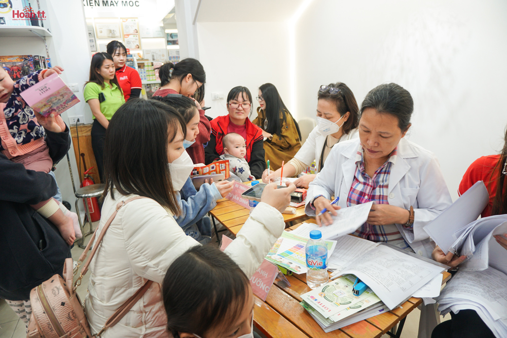 Các em bé được thực hiện cân đo và thăm khám, tư vấn dinh dưỡng từ Bác sĩ dinh dưỡng Trịnh Thị Huyền (Viện Dinh dưỡng Quốc gia Việt Nam).