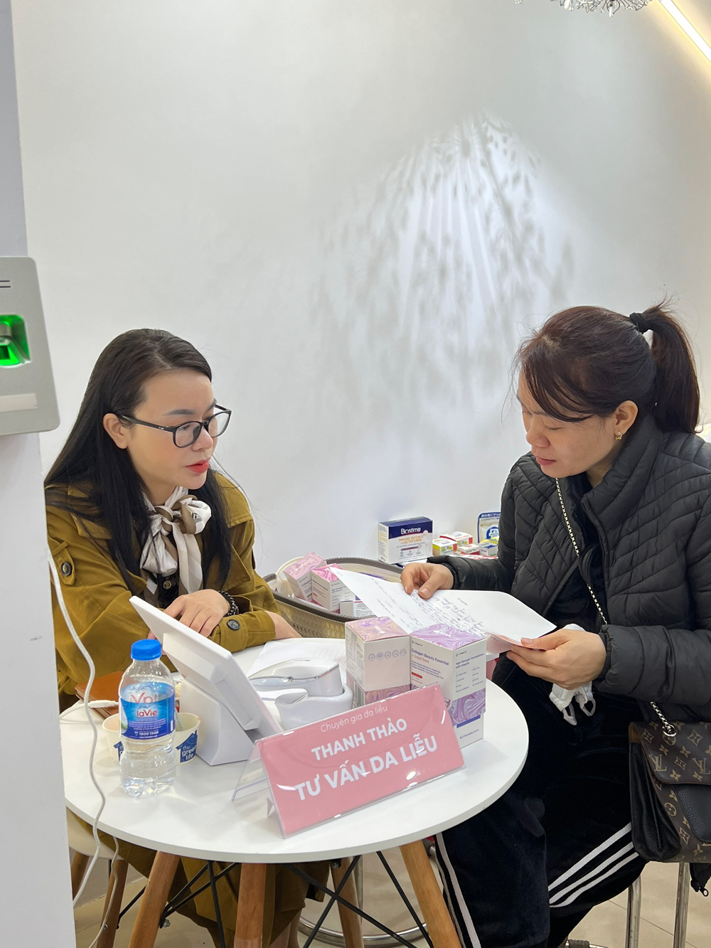 Các mẹ nhận được gói soi da và tư vấn sức khỏe, sắc đẹp miễn phí từ chuyên gia.