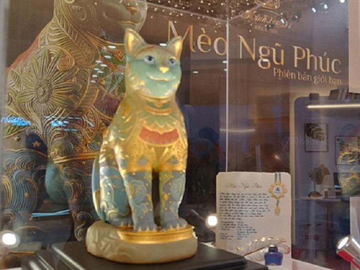 Tượng linh vật mèo (mèo phong thủy) dát vàng với giá 165 triệu đồng