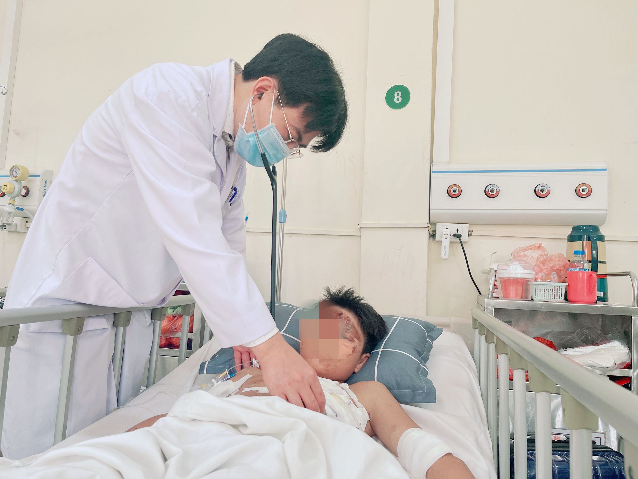 PGS.TS Phùng Duy Hồng Sơn – Phó Giám đốc Trung tâm Tim mạch và lồng ngực, Bệnh viện HN Việt Đức thăm khám cho bệnh nhân.