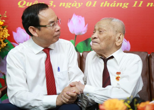 Bí thư Thành ủy TPHCM Nguyễn Văn Nên (bên trái) đến thăm và trao Huy hiệu 85 năm tuổi Đảng cho ông Nguyễn Thọ Chân hồi tháng 11/2022