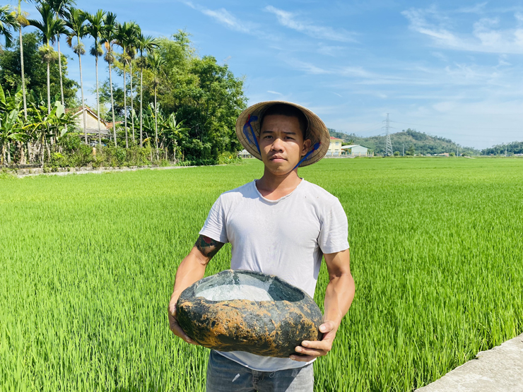 Anh Gia Phong sản xuất những chiếc chậu bằng đá cuội.