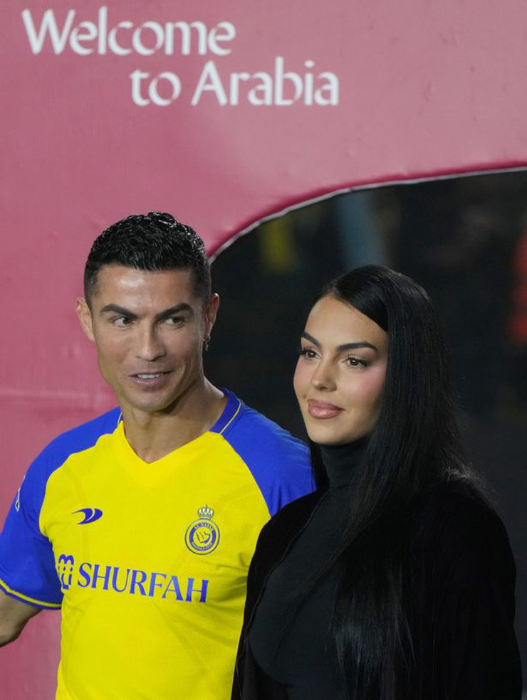 Cristiano Ronaldo và bạn gái Georgina Rodriguez trong lễ ra mắt Al Nassr