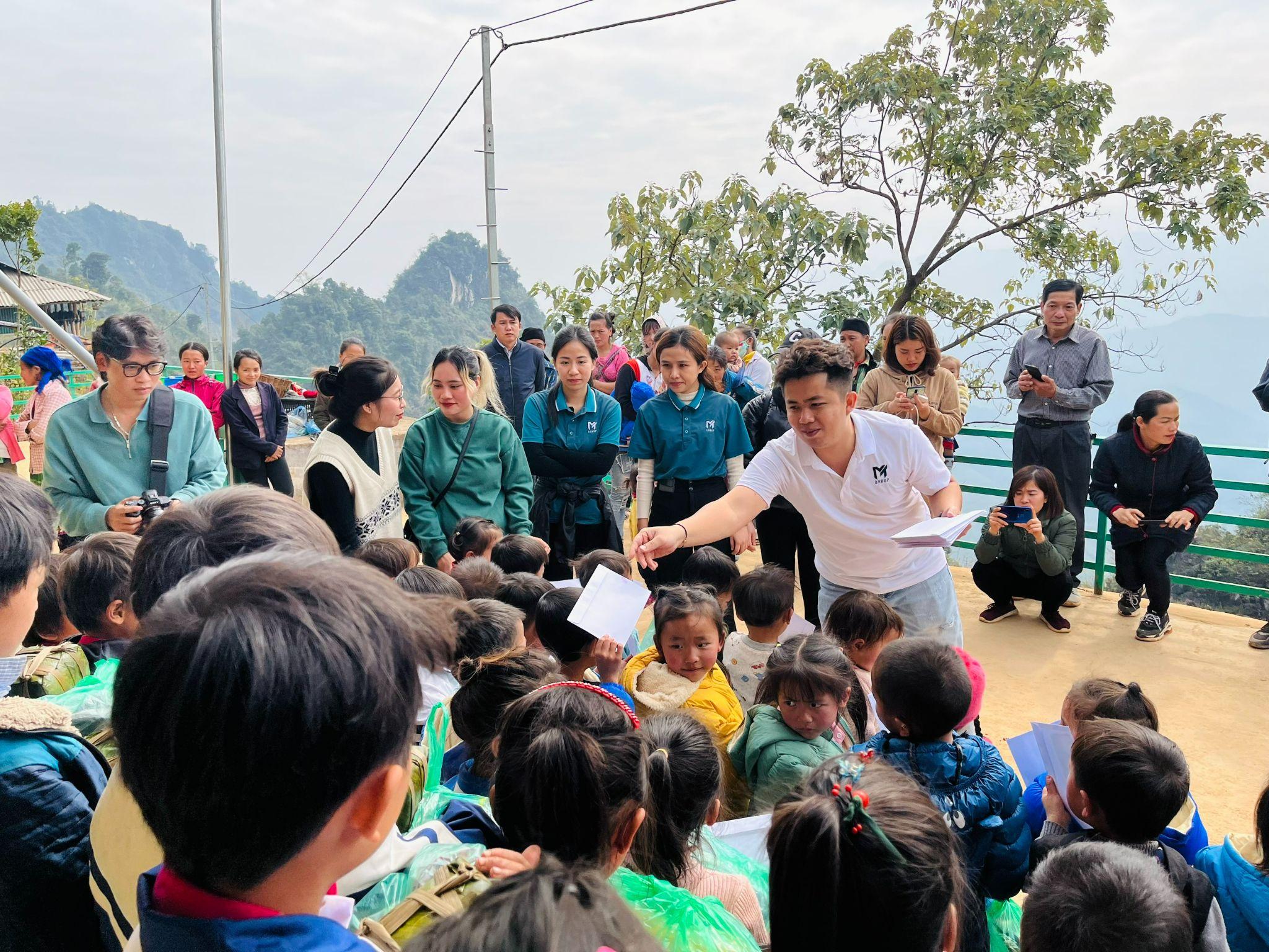 Đại diện MT GROUP tặng quà cho các em nhỏ tại điểm trường Lũng Khỉnh