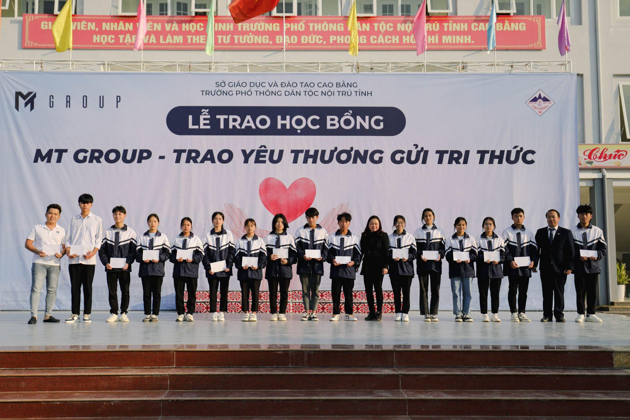 MT GROUP hỗ trợ các em học sinh, tân sinh viên có hoàn cảnh khó khăn.
