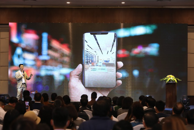 Một trong những công nghệ được sử dụng trong Hệ sinh thái ứng dụng dành cho doanh nghiệp của LocaMos là công nghệ VR - công nghệ Thực tế ảo, cho phép doanh nghiệp xây dựng những cửa hàng “ảo” để phục vụ cho nhu cầu về trải nghiệm của khách hàng.