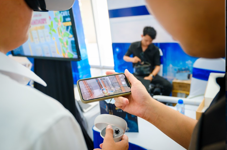 Trước đó, LocaMos đã tham gia sự kiện TECHFEST 2022 để giới thiệu về cách thức Marketing Thế hệ mới và để người dùng trải nghiệm thử gian hàng thực tế ảo dành cho Doanh nghiệp.