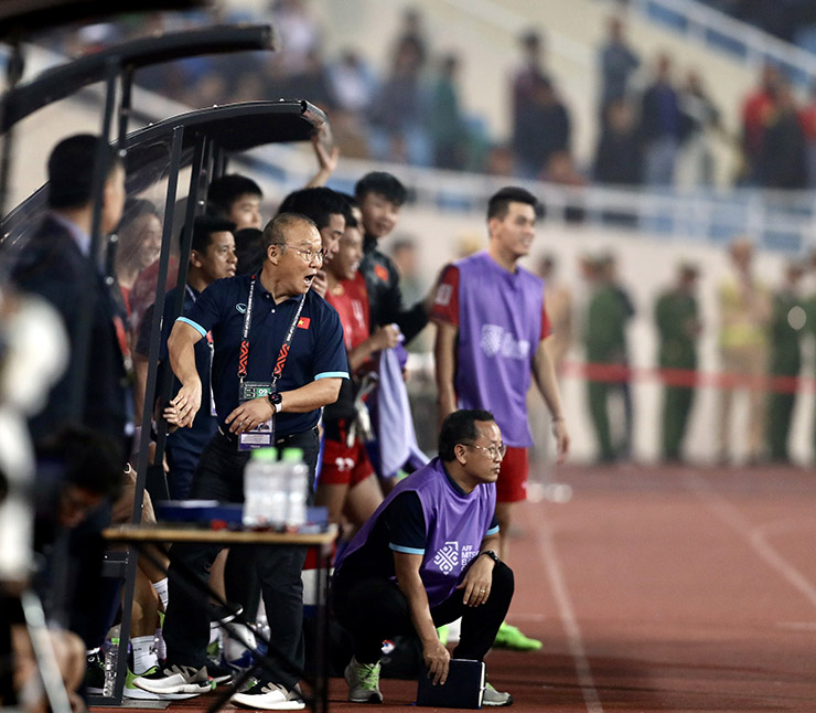 Những phút bù giờ trận đấu giữa ĐT Việt Nam và ĐT Indonesia, HLV Park Hang Seo liên tục ra đường biên dọc thông báo với các trọng tài rằng thời gian bù giờ sắp hết.