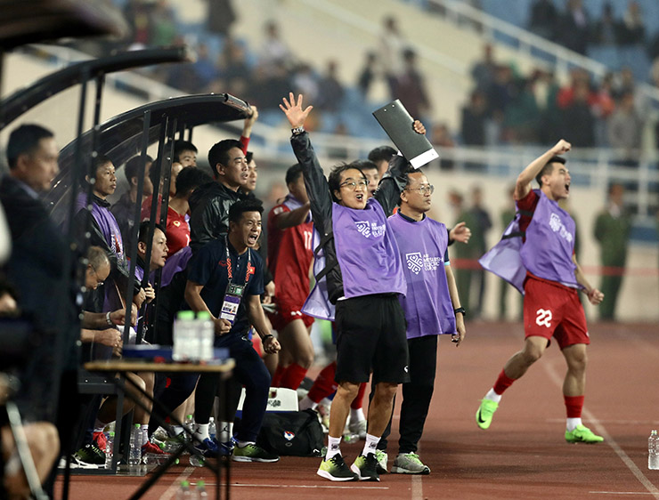 Trận đấu kết thúc với phần thắng chung cuộc 2-0 cho ĐT Việt Nam, dàn trợ lý và các cầu thủ dự bị của đội chủ nhà ăn mừng phấn khích, trong khi ông Park ngồi lại một lúc trong cabin kỹ thuật.