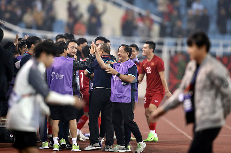 Sau đó, thầy Park đi ra ôm từng thành viên ĐT Việt Nam để ăn mừng chiến thắng.