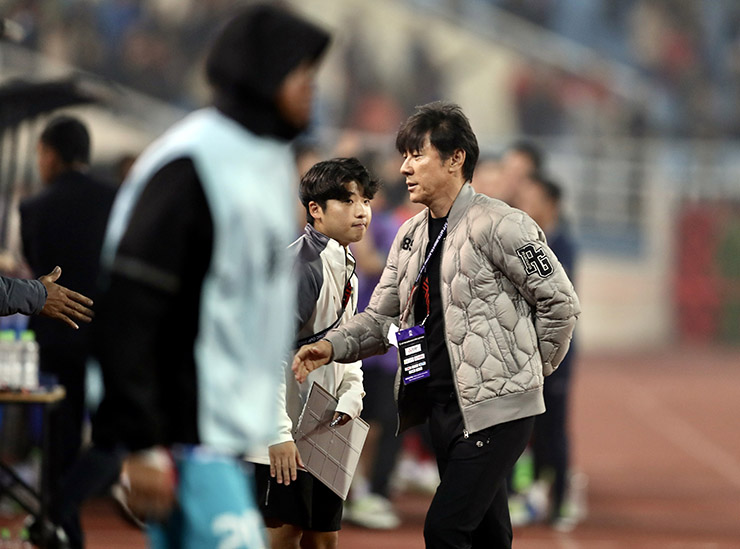 Ở bên khu kỹ thuật đối diện, ông Shin Tae Yong tỏ ra rất buồn với thất bại của đội nhà.