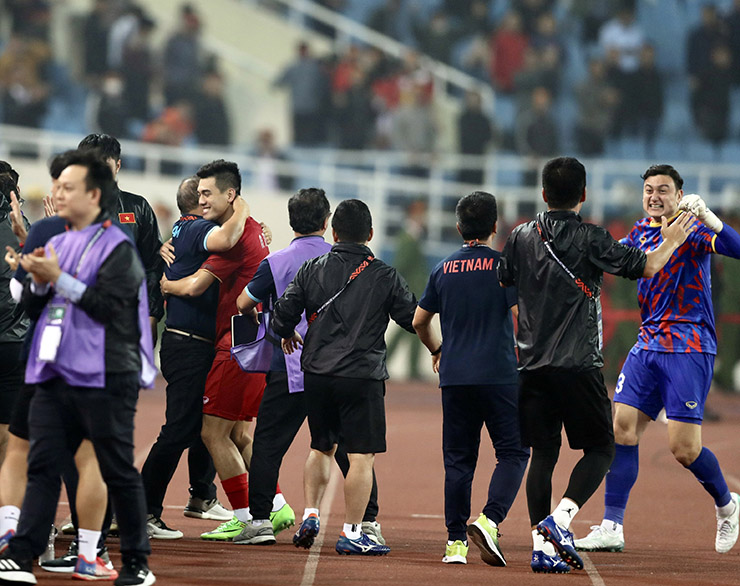 HLV Park Hang Seo ăn mừng chiến thắng cùng Tiến Linh, người hùng trận bán kết lượt về AFF Cup 2022 với 2 bàn thắng vào lưới Indonesia.