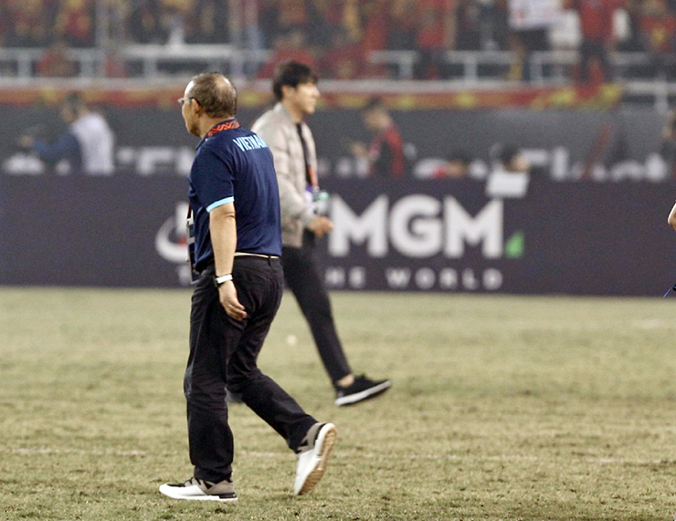 Tuy nhiên, ông Park một lần nữa "ngó lơ" ông Shin. Hai nhà cầm quân người Hàn Quốc đi lướt qua nhau như chưa từng quen biết.