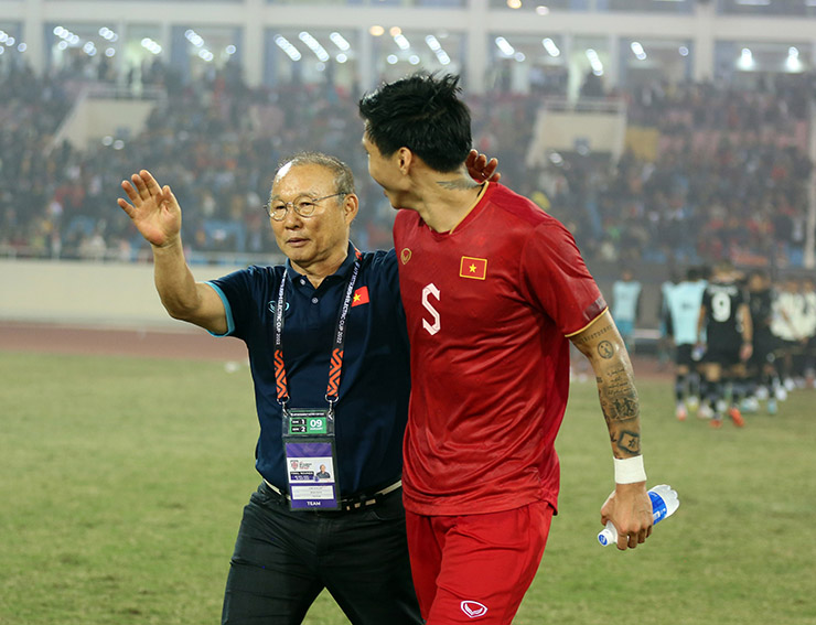 HLV Park Hang Seo cùng các học trò đi thẳng ra khu vực các khán đài B, C để tri ân người hâm mộ.