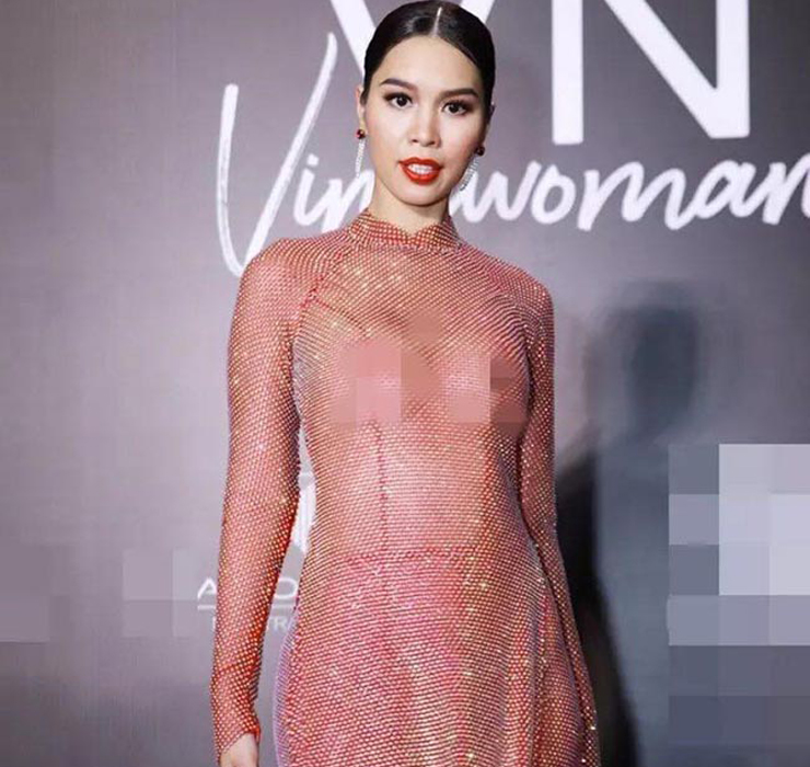 Siêu mẫu Hà Anh với chiếc áo dài xuyên thấu bị "phản chủ" bởi ánh đèn flash đã khiến ban tổ chức cuộc thi Hoa hậu Hoàn vũ Việt Nam 2022 bị phạt 70 triệu đồng.
