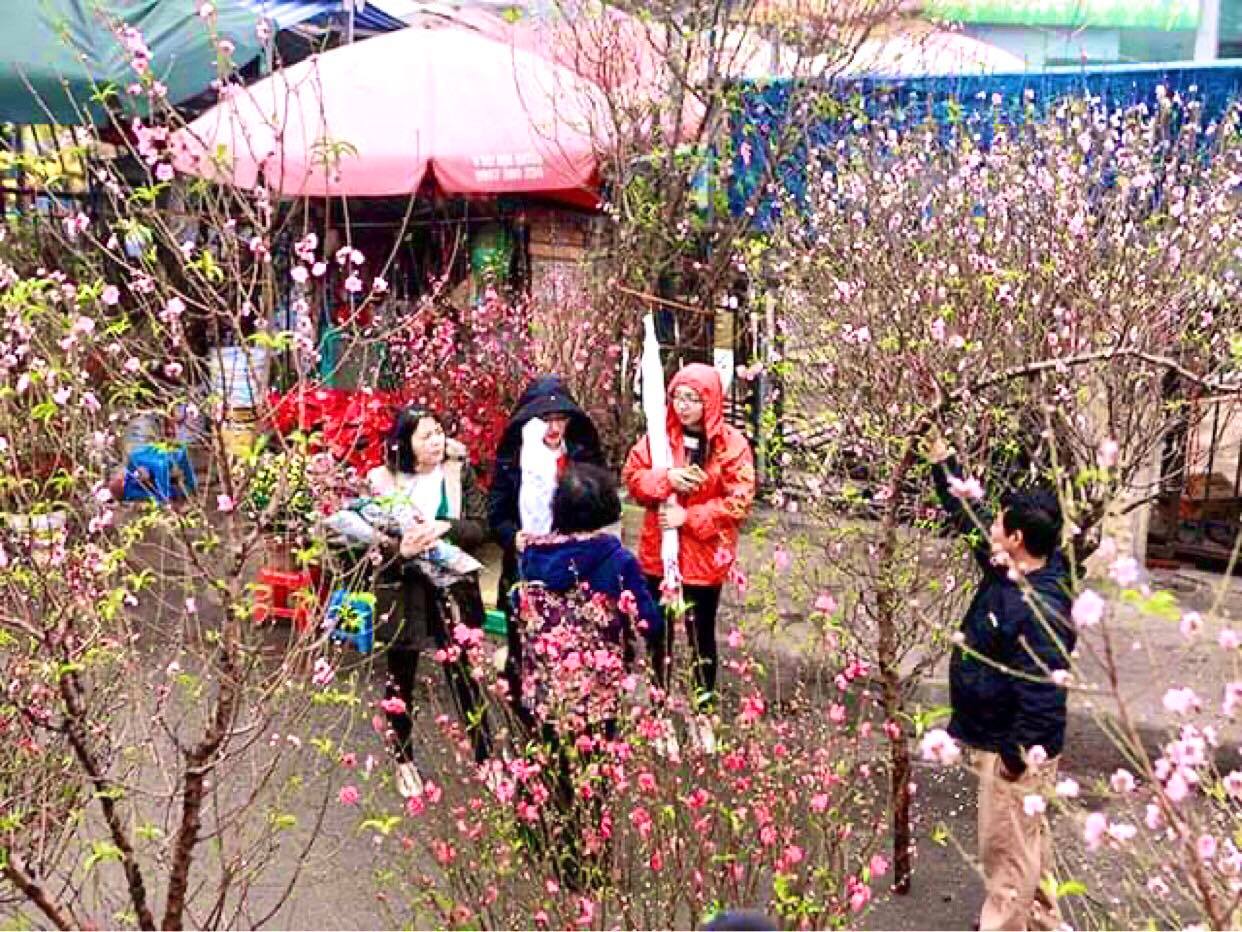 Con nhà giàu và con nhà nghèo chi tiêu Tết thế nào? - 1