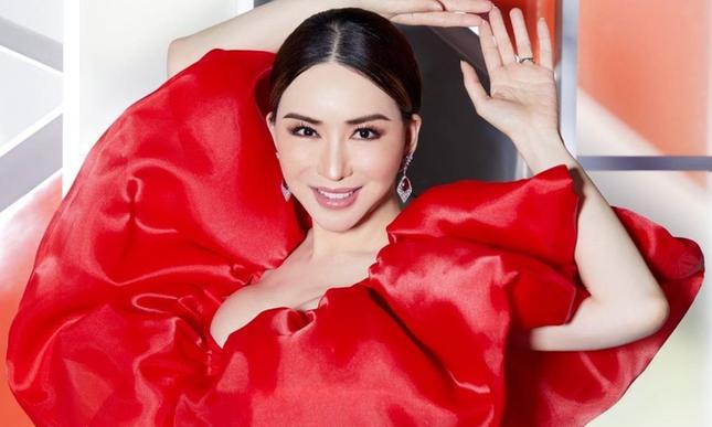 Nữ tỷ phú Anne Jakapong Jakrajutatip gây tranh cãi khi khuyên thí sinh nếu không thắng giải ở Miss Universe thì hãy về nhà và lấy chồng đại gia.