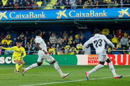 Real thua đau Villarreal: Kỷ lục buồn sau 74 năm, Courtois chỉ trích trọng tài