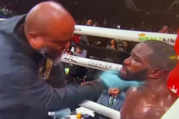Võ sĩ Boxing bị đấm ”tím mặt”, xong lại bị HLV tát tới tấp