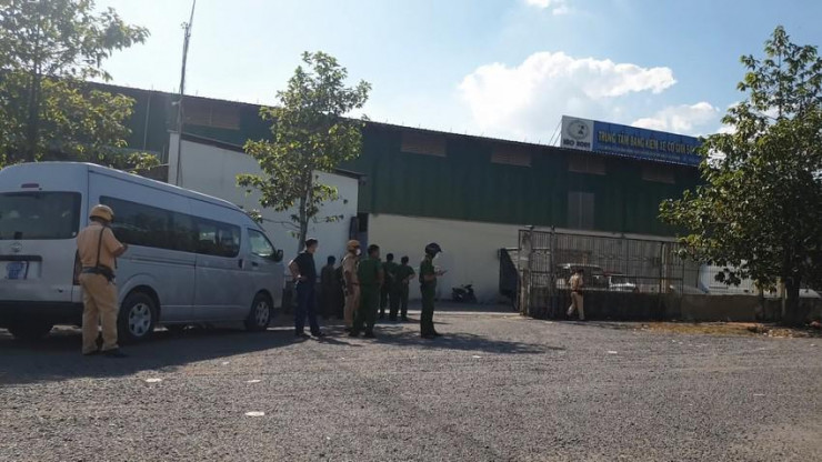 Công an huyện Hóc Môn khám xét TTDDK 50-14D trên địa bàn. Ảnh: NT