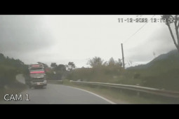 Clip: Ninja Lead vượt ẩu bị kẹp giữa xe khách và xe tải