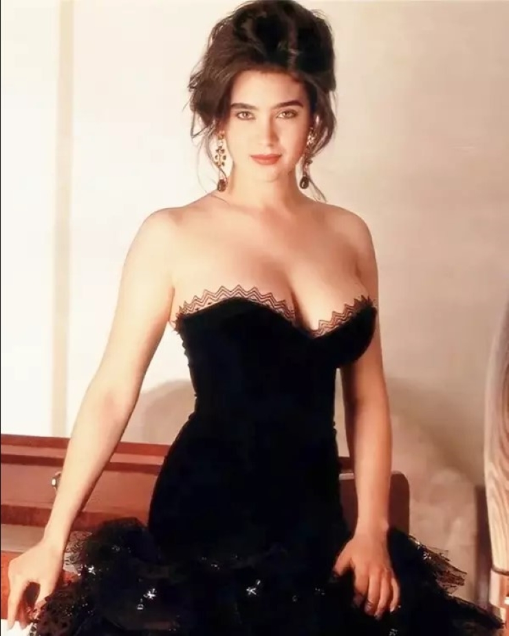 Để chống lão hóa,&nbsp;Jennifer Connelly còn uống rượu vang.
