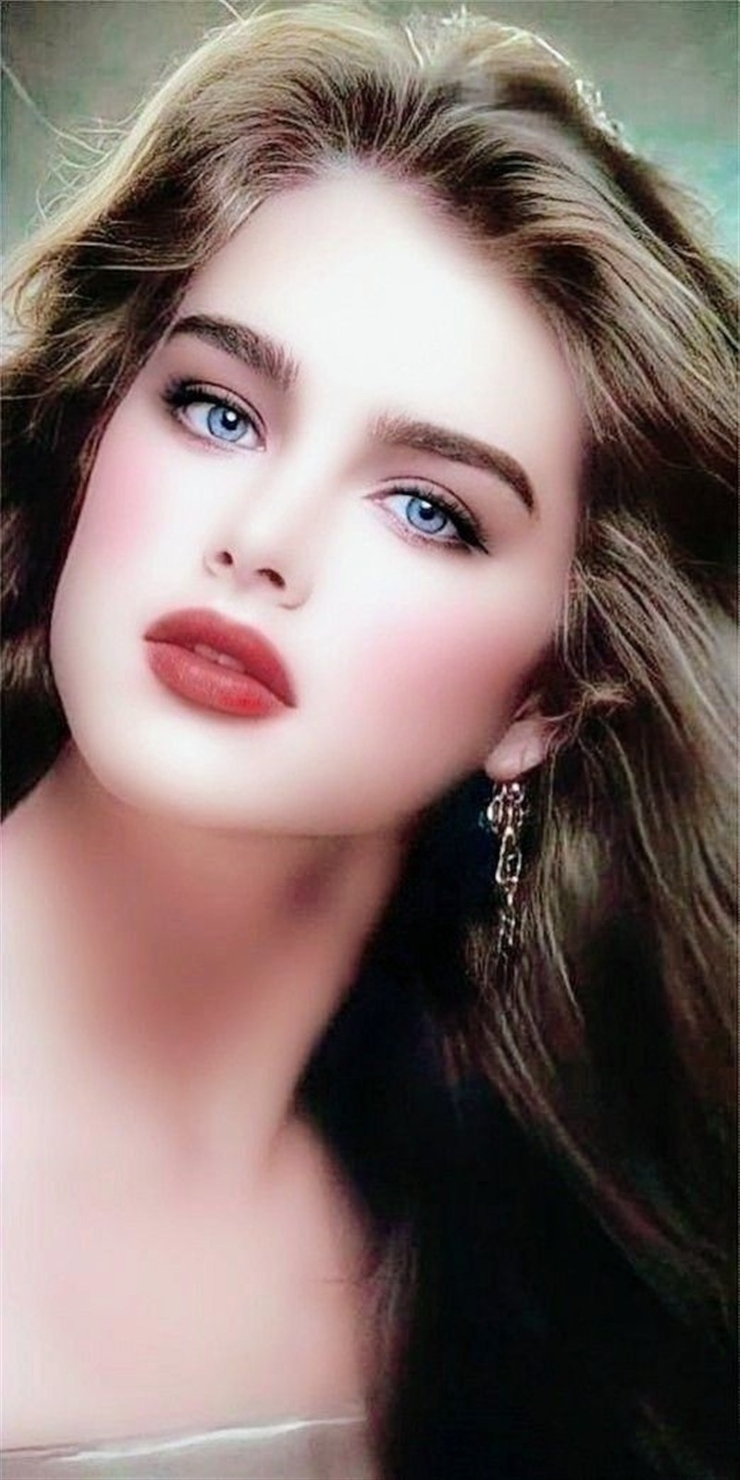 Cô là con gái của nữ diễn viên kiêm người mẫu Teri Shields và doanh nhân Frank Shields.&nbsp;Cuộc hôn nhân của cha mẹ cô không mấy hạnh phúc.
