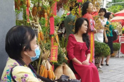 Kinh doanh - Thợ chụp ảnh mòn mỏi mưu sinh giữa phố ông đồ dịp cận Tết