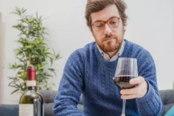 Uống nhiều rượu có thể khiến bạn mất kiểm soát các giác quan của mình