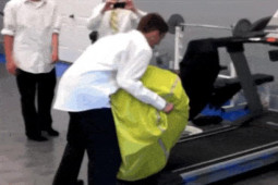 Tranh vui - Khoảnh khắc tấu hài trong phòng gym của các quý ông khiến bao người thót tim