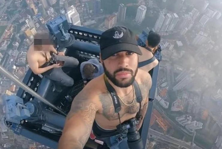 Leo lên nóc nhà chọc trời đang xây cao thứ 2 thế giới để quay YouTube, nhóm thanh niên lãnh hậu quả