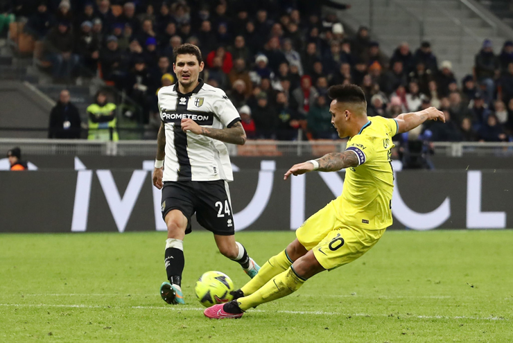 Lautaro Martinez kịp gỡ hòa cho Inter Milan ở cuối hiệp hai