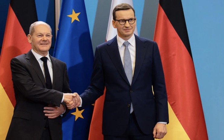 Thủ tướng Đức Olaf Scholz (trái) bắt tay với Thủ tướng Ba Lan&nbsp;Mateusz Morawiecki.