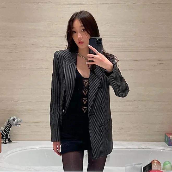 Moon Seo Yoon thường trang điểm nhấn vào mắt với phần mắt khói giúp đôi mắt trở nên thu hút hơn. Điều này khác với cách make-up kiểu "sương sương".